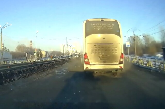 ДТП в Кузбассе: водитель автобуса не успел затормозить и въехал в грузовик 