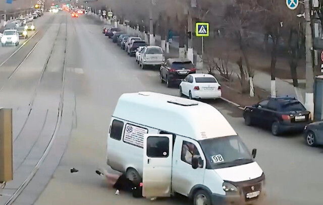 В Волгограде 19-летняя девушка выпала из салона маршрутки 