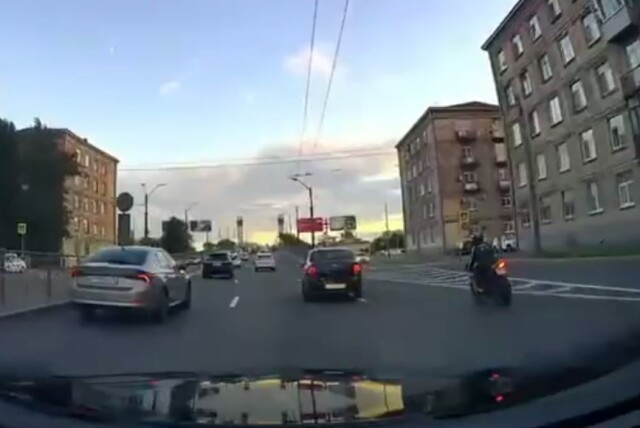 «Поймала бордюр»: в Петербурге видеорегистратор запечатлел момент ДТП с участием мотоциклистки 