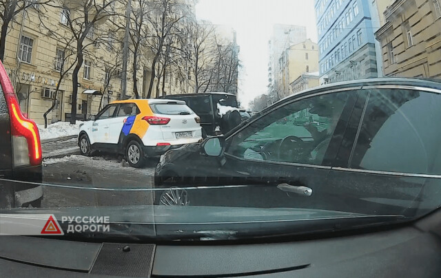 Курьезное ДТП в Москве: Toyota хотела припарковаться