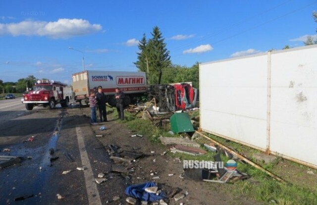 В Белгородской области уснувший водитель грузовика протаранил автобус 