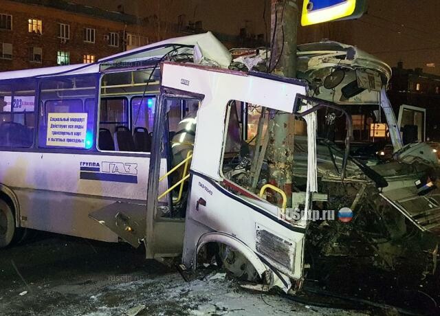 Автобус врезался в столб на Сормовском шоссе в Нижнем Новгороде 