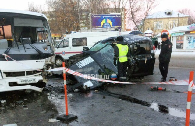 В Пензе водитель внедорожника погиб, врезавшись в автобус 
