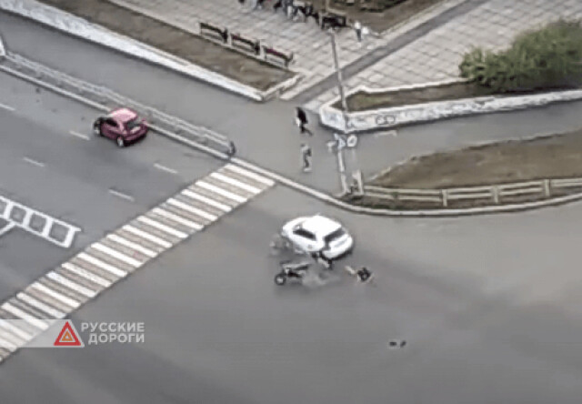 Мотоцикл и легковой автомобиль столкнулись в Усть-Илимске