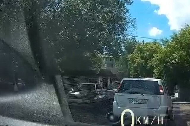 Авария в Красноярске: водителю внедорожника не «дали» нормально развернуться 