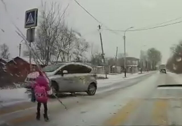 В Хабаровске автомобиль едва не сбил ребенка и врезался в столб