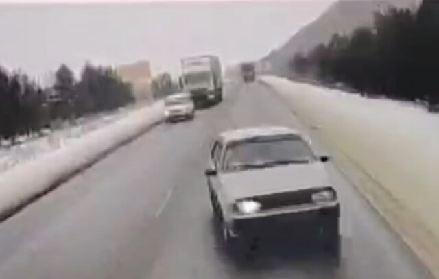 В Красноярском крае ВАЗ-2115 выехал на встречную и столкнулся с грузовиком