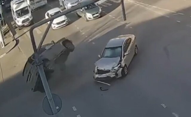 Внедорожник опрокинулся в результате ДТП на перекрестке в Белгороде