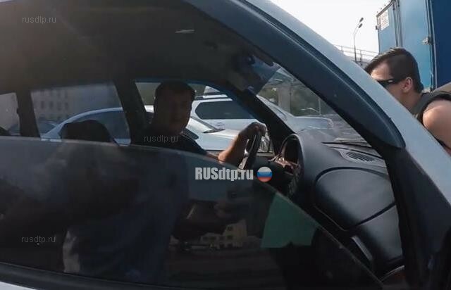В Москве водитель более километра протащил на капоте активиста СтопХам