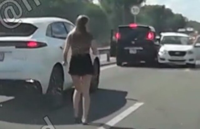 Под Новороссийском водитель легкового автомобиля въехал в стоящие в пробке машины