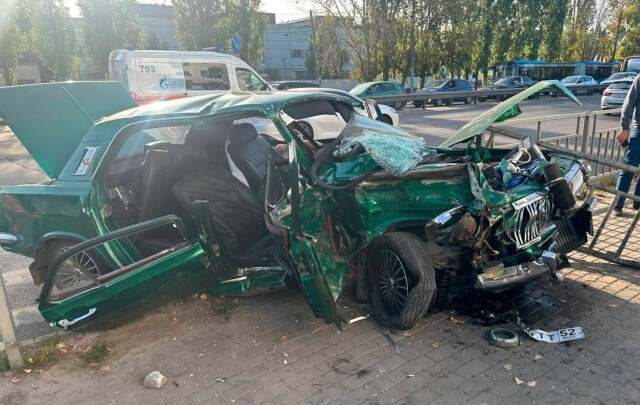 В Нижнем Новгороде лихач на «Порше» влетел в раритетную «Волгу» и снёс остановку 