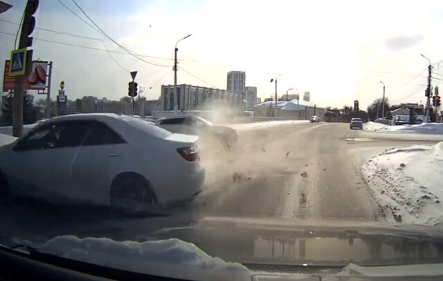 В Уфе водитель седана проехал перекресток на красный и столкнулся с кроссовером
