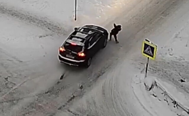 В Апатитах под колеса иномарки попал ребенок