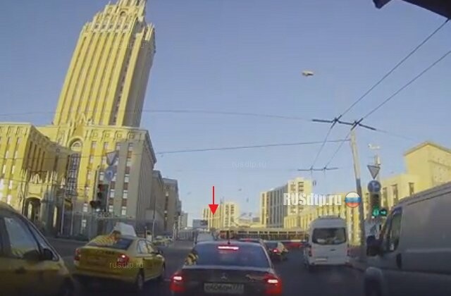 Видеорегистратор запечатлел момент столкновения патрульной машины с трамваем в Москве 