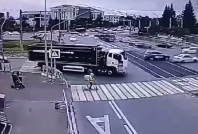 Подросток на электросамокате попал под колеса грузовика в Казани 