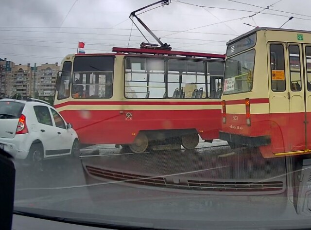 Автомобиль столкнулся с трамваем на проспекте Авиаконструкторов в Петербурге