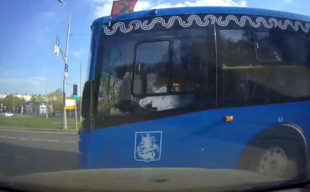 Авария на перекрестке в Москве: автобус двигался на красный 