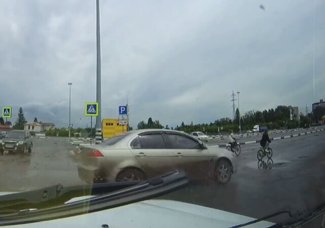 В Омске девушка за рулём Mitsubishi сбила девочку на велосипеде 