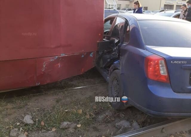 В Казани трамвай с отказавшими тормозами протаранил четыре машины. ВИДЕО 