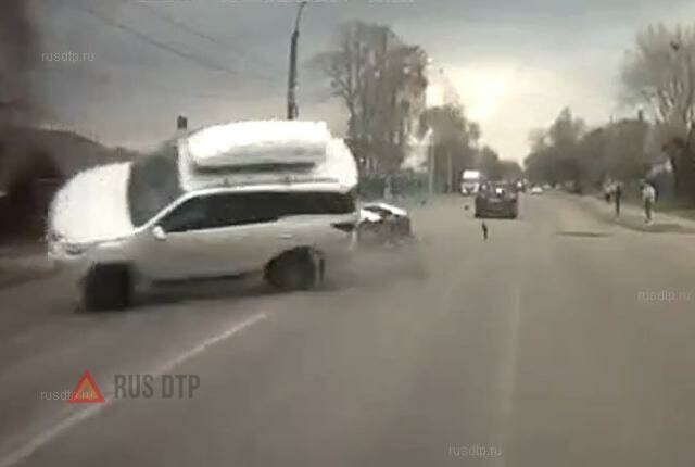 «Тойота» перевернулась от столкновения с такси в Воронеже. ВИДЕО