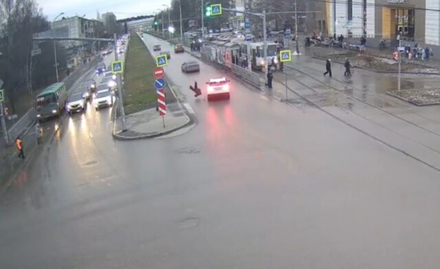 В Екатеринбурге школьник перебегал дорогу на красный и попал под колеса машины