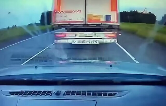 Chevrolet Cruze на полном ходу врезался в фуру на трассе «Иртыш» 