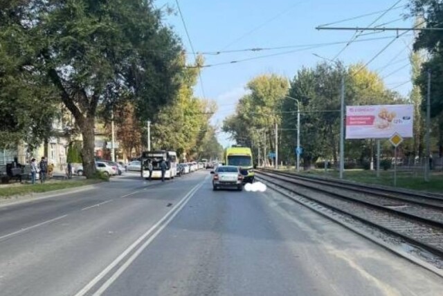 В Таганроге девушка переходила дорогу в неположенном месте и погибла 