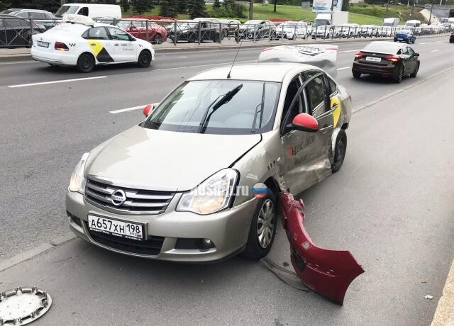 На проспекте Славы таксист снёс Nissan и сбил мужчину на самокате. ВИДЕО