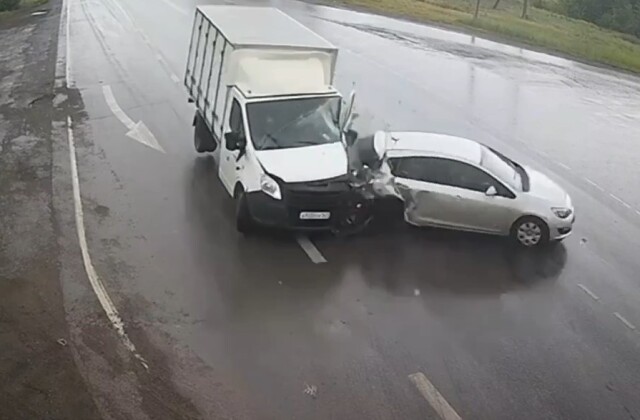 Момент ДТП в Волгодонске: хлебный фургон на скорости въехал в легковой автомобиль