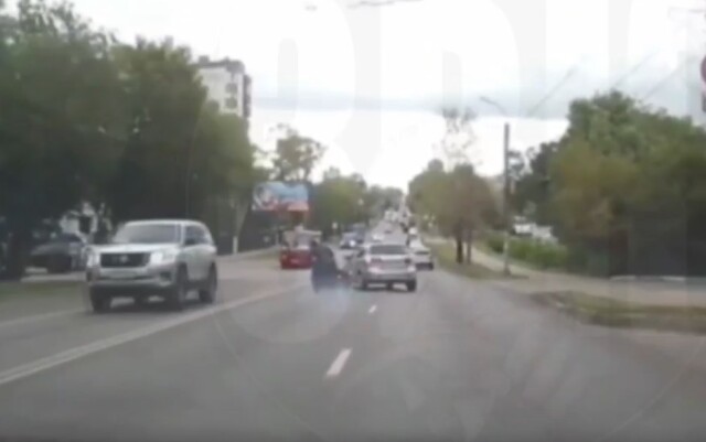 В Кирове водитель легковушки пытался развернуться и столкнулся с мотоциклистом 