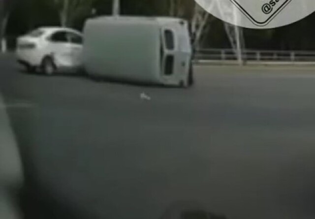 Автомобиль опрокинулся в результате ДТП на Московском шоссе в Самаре 