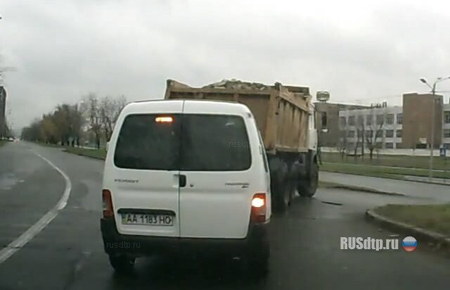 КАМАЗ сдал назад 