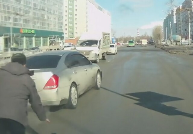 В Новосибирске пешеход переходил дорогу на красный и попал под машину