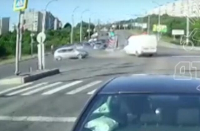 ДТП на перекрестке в Мурманске: водитель фургона пытался проехать на красный