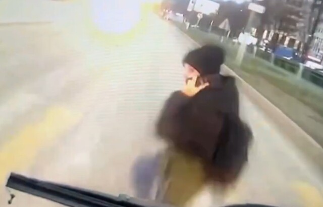 В Чувашии школьник отвлекся на телефон и шагнул под колеса троллейбуса