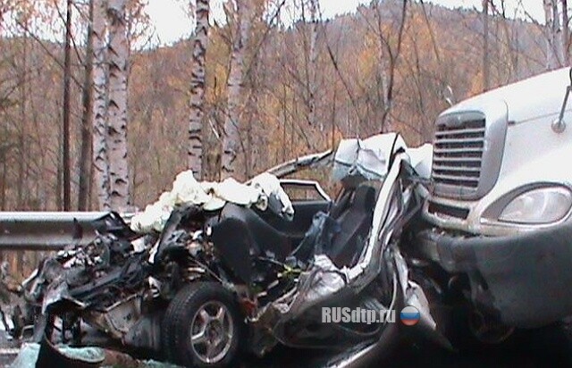 Ниссан раздавило между двумя фурами 