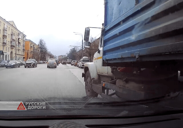 Грузовик и легковой автомобиль не поделили полосу в Ярославле