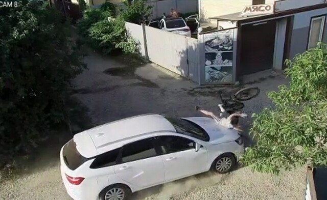 В Краснодаре мальчик на велосипеде столкнулся с автомобилем