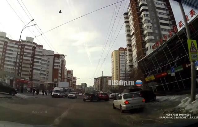 В Екатеринбурге пьяный водитель выписывал пируэты на дороге