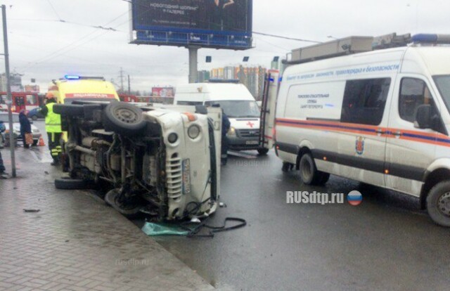 В Петербурге грузовик опрокинулся на троих пешеходов 