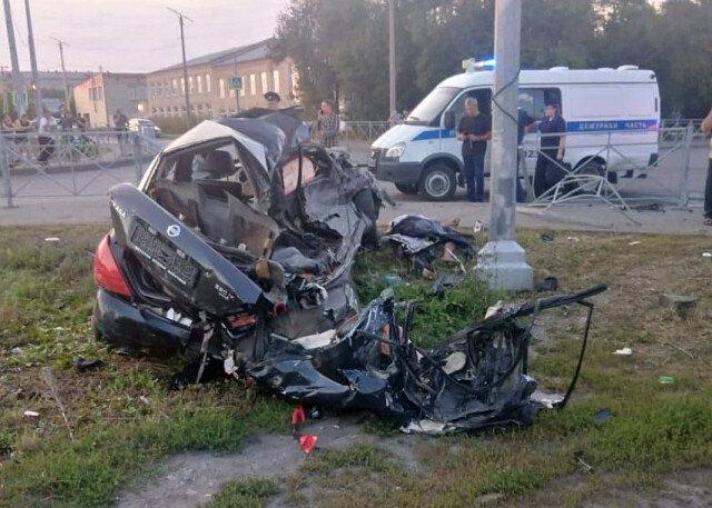«Двигался на красный»: в Алтайском крае легковой автомобиль смяло от столкновения с фурой 