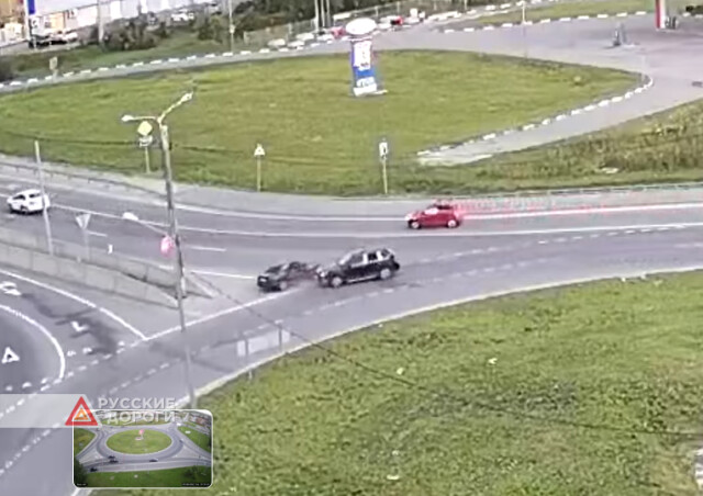 На перекрестке с круговым движением в Вологде столкнулись два автомобиля