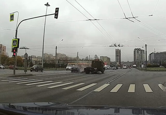 Легковой автомобиль и грузовик столкнулись на площади Конституции в Санкт-Петербурге