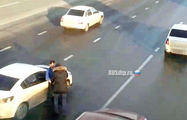 Двое водителей подрались на дороге в Краснодаре