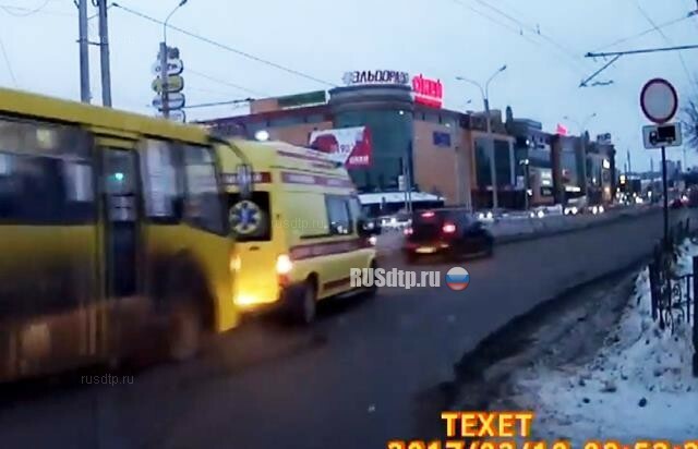 Автобус и скорая помощь столкнулись в Иванове. Видео