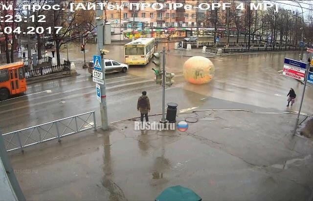 По улицам Перми катился шар с человеком внутри. Видео