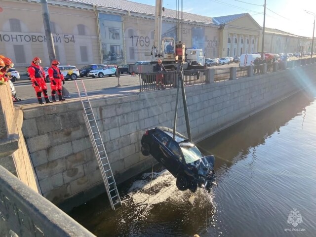 В Петербурге автомобиль сбил пешехода и упал в Обводной канал 