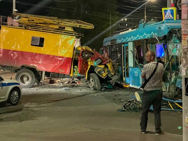 Троллейбус и грузовик аварийной службы столкнулись в Саратове 
