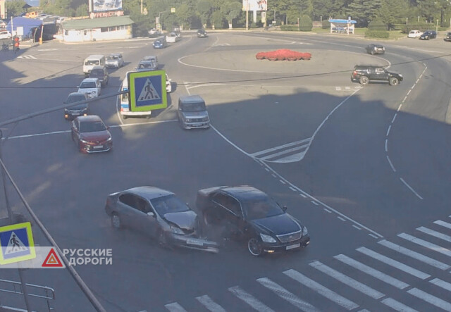 Два автомобиля столкнулись на центральной площади в Находке