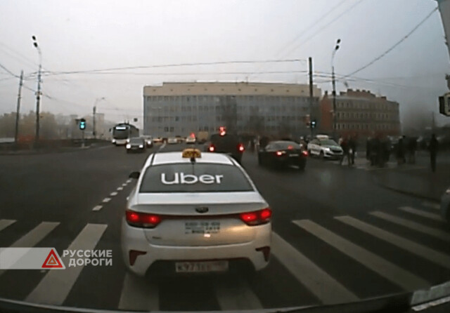 Таксист пытался проскочить перекресток на красный
